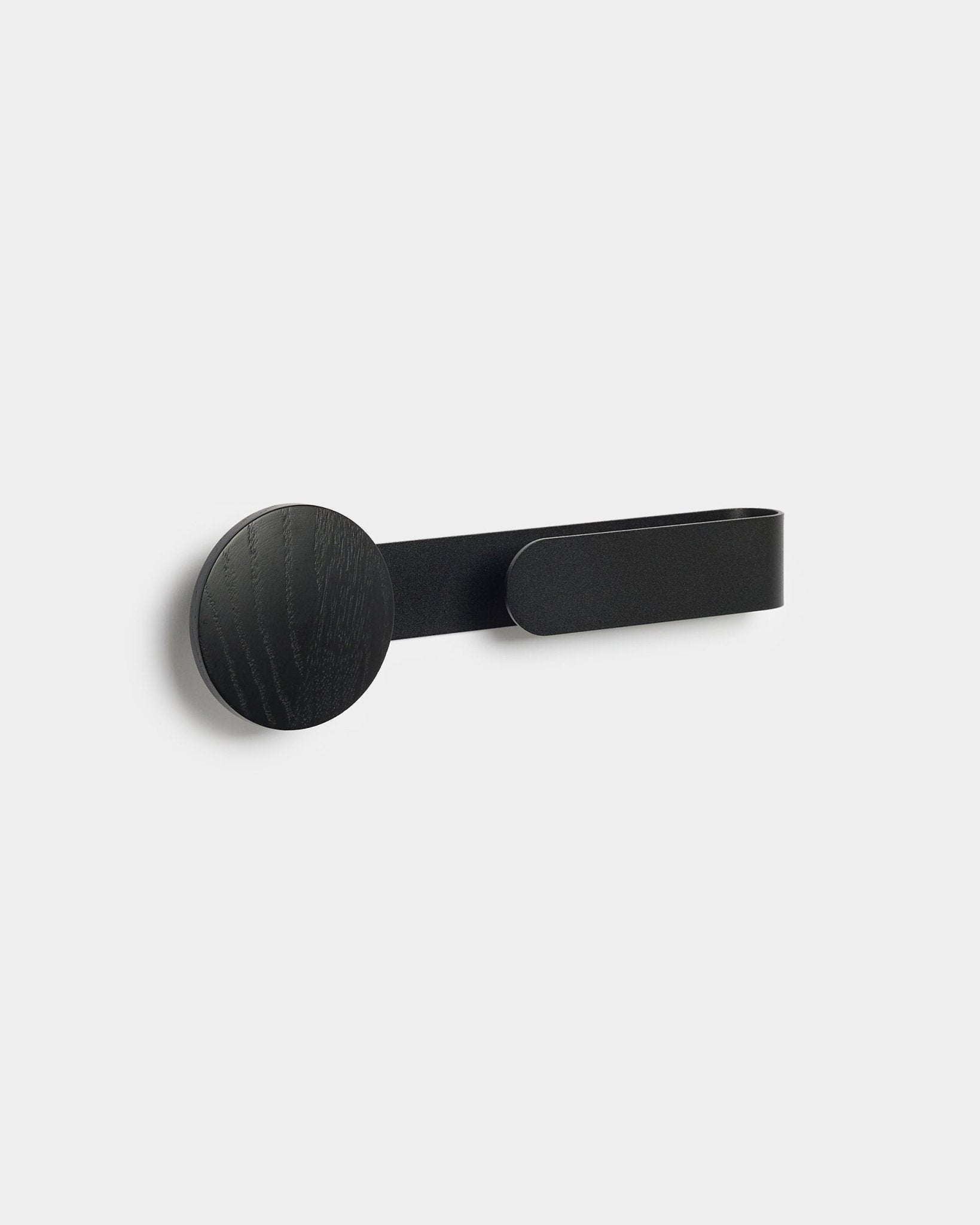El perchero Linn | Horizontal en Black Oak de WoodUpp, un accesorio minimalista de black con recubrimiento en polvo steel y madera, sobre un fondo grey claro.